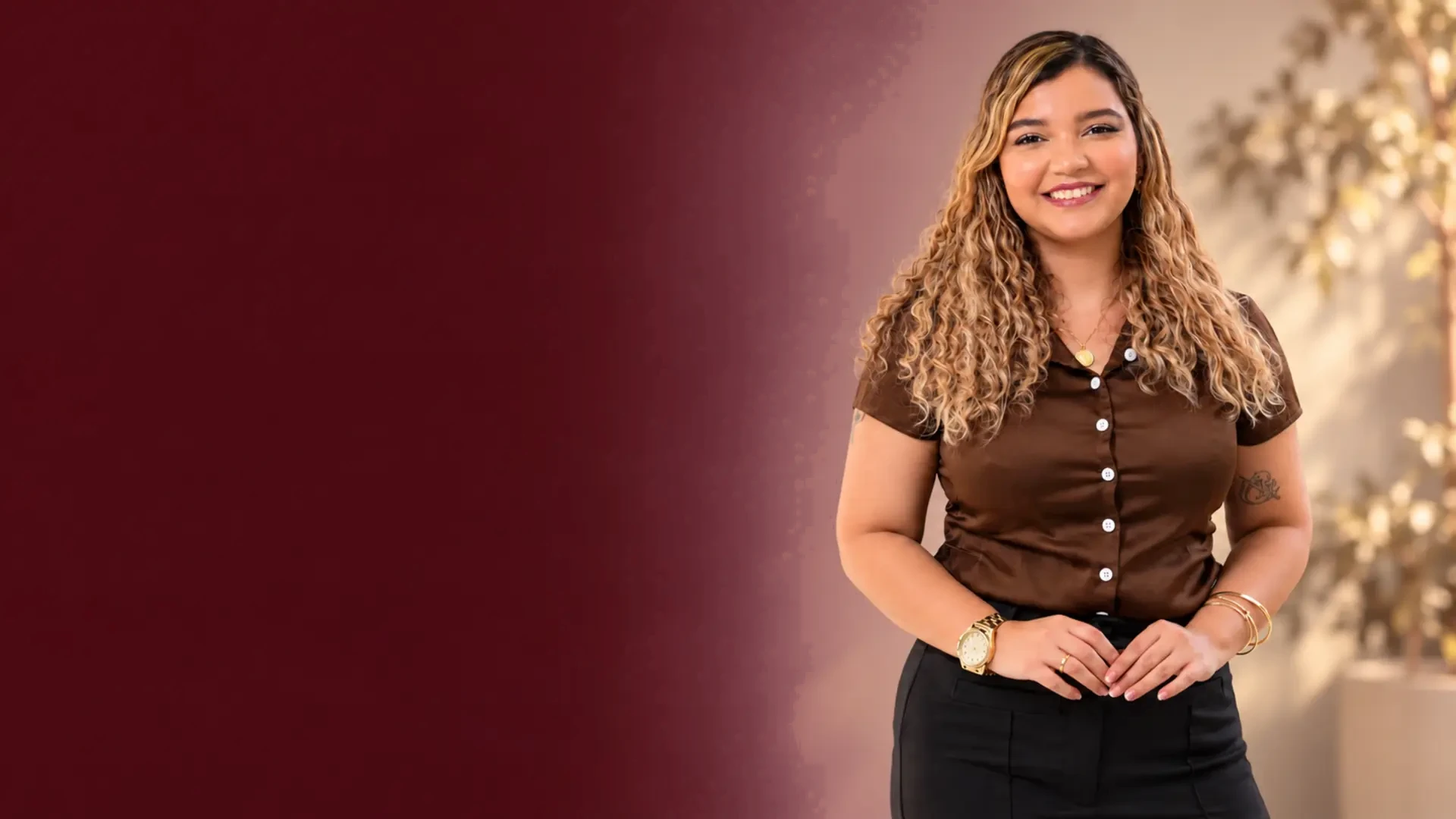 Retrato da Dra. Ana Vitória em composição fotográfica com degradê bordô e bege